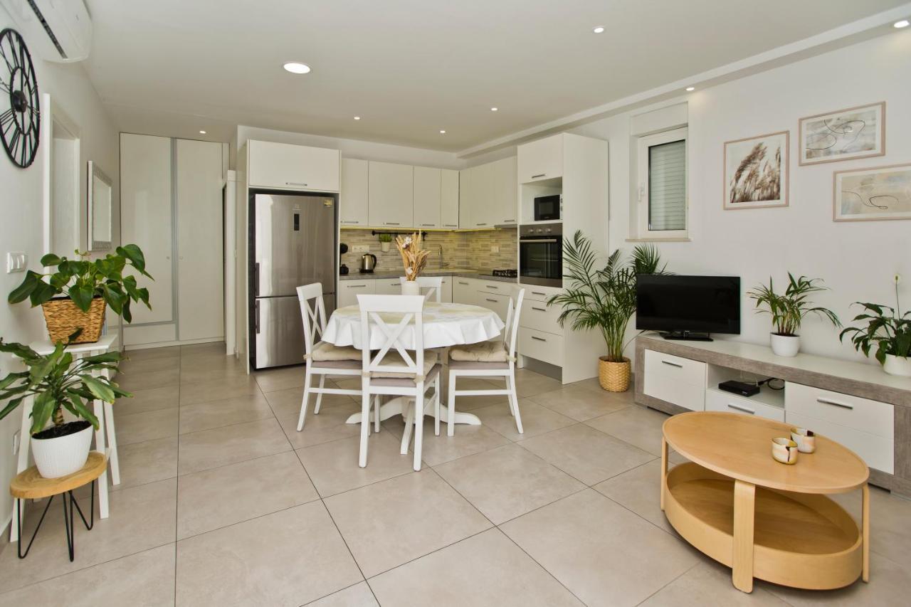 Apartments And Rooms Marija Χβαρ Εξωτερικό φωτογραφία